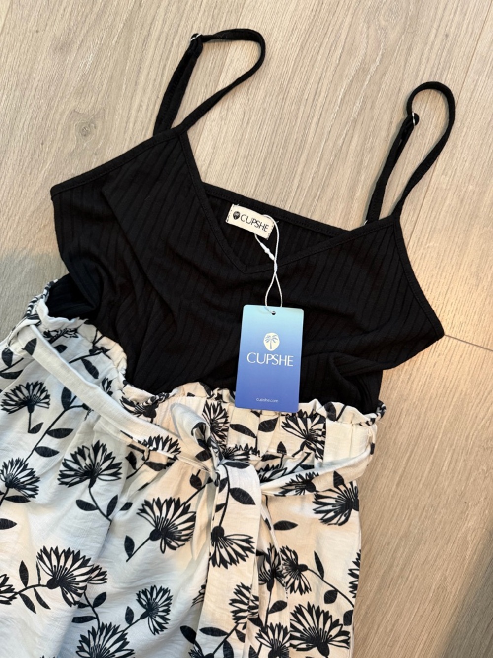 Cupshe Black Ribbed V‑Neck Romper with White Floral Shorts- SMALL, BRAND NEW - Picture 8 of 8